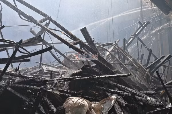 Hiện trường tan hoang bên trong Cung Văn hoá hữu nghị Việt Xô sau vụ cháy ảnh 6 Biến dạng khủng khiếp bên trong Cung Việt Xô sau hỏa hoạn