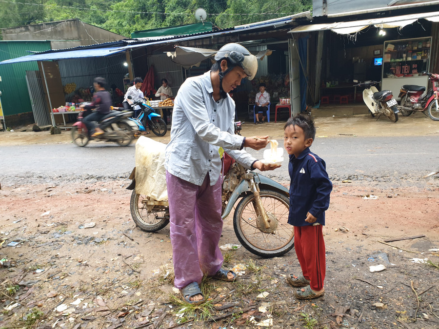 Hoàn cảnh khó khăn, không có thời gian nên phụ huynh cho con ăn tạm trước khi vào lớp. Hoàn cảnh khó khăn, không có thời gian nên phụ huynh cho con ăn tạm trước khi vào lớp.