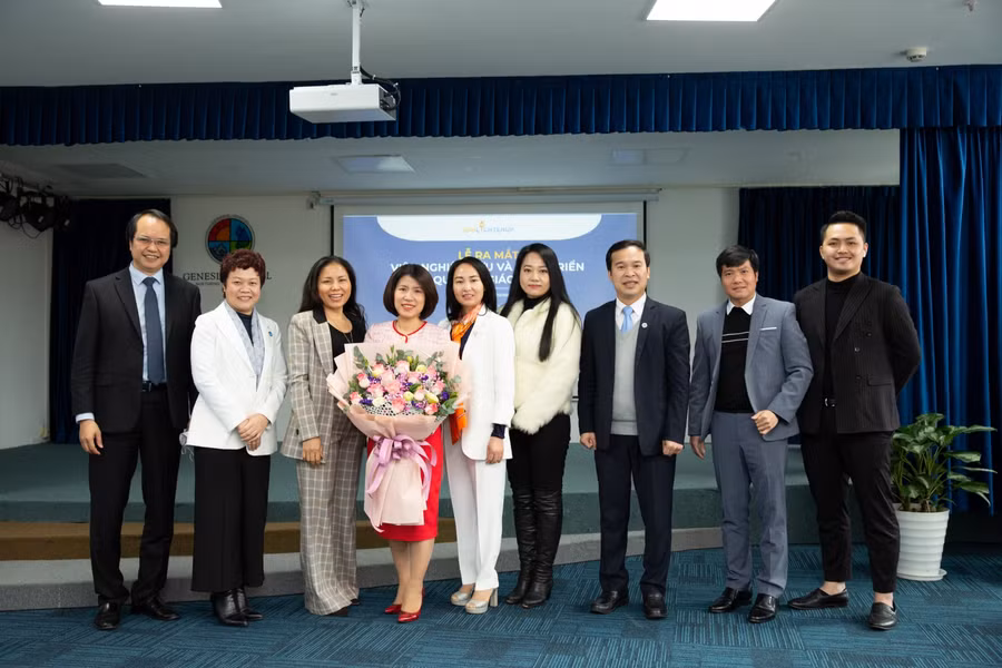 Một số đại biểu chụp ảnh lưu niệm tại buổi lễ ra mắt.