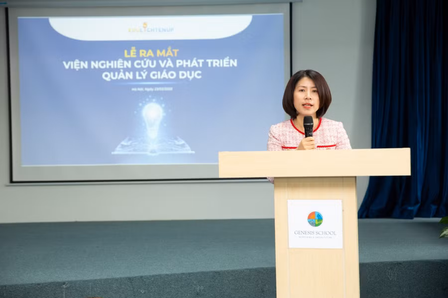 Bà Phan Thị Hồng Dung - Viện trưởng Viện Nghiên cứu &amp; Phát triển Quản lý Giáo dục phát biểu sau khi nhận nhiệm vụ.