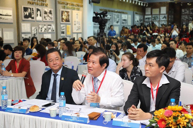 Ban giám khảo vấn đáp lại ý tưởng và đề tài của thí sinh Ban giám khảo vấn đáp lại ý tưởng và đề tài của thí sinh