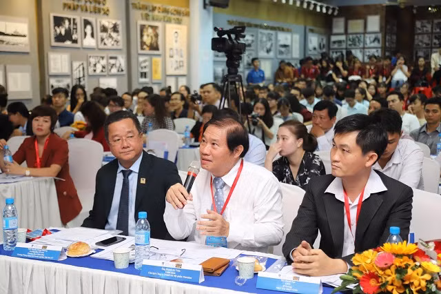 Ban giám khảo vấn đáp lại ý tưởng và đề tài của thí sinh