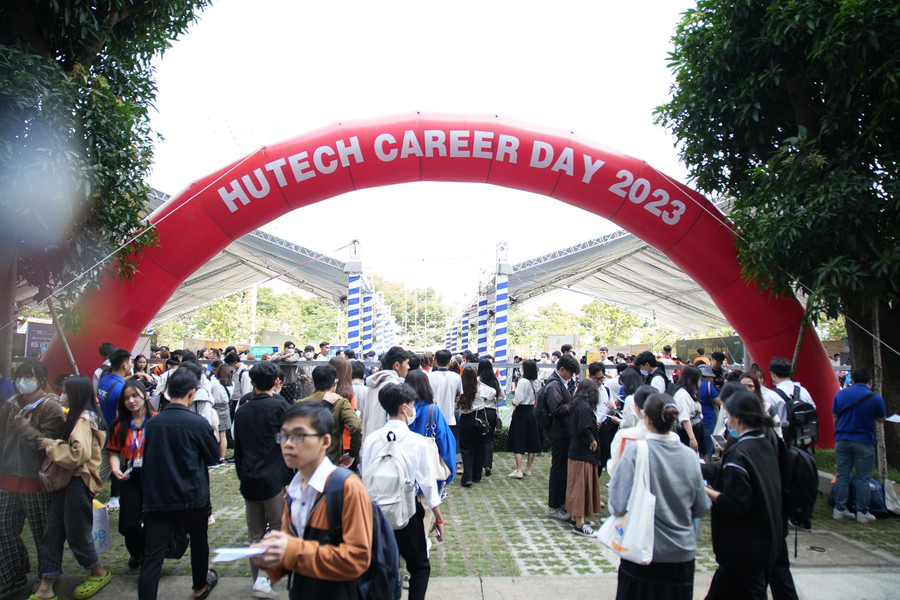HUTECH Career Day 2023 thu hút rất đông sinh viên tham gia. HUTECH Career Day 2023 thu hút rất đông sinh viên tham gia.