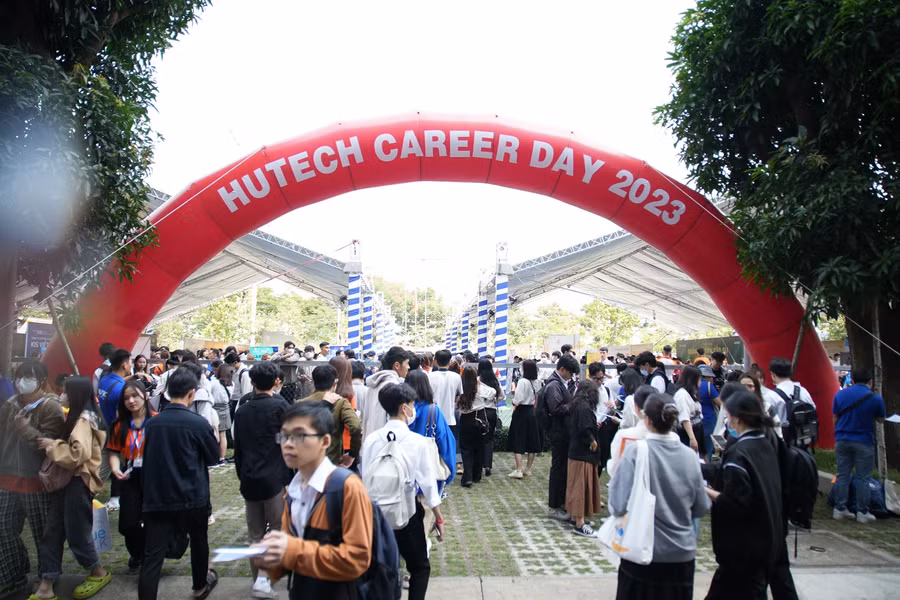 HUTECH Career Day 2023 thu hút rất đông sinh viên tham gia.