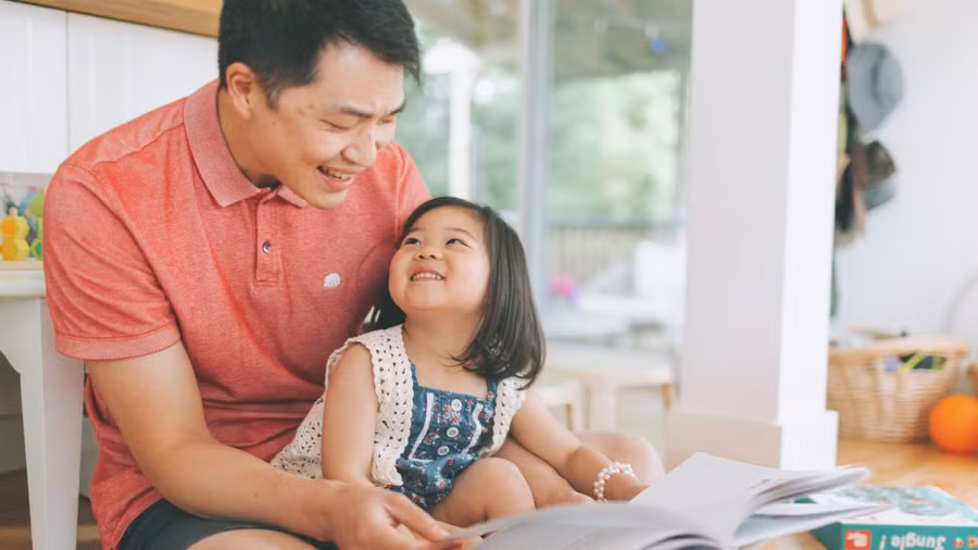 Bằng cách cho con tiếp xúc với những hoạt động mới, bạn có thể kích thích sự phát triển ngôn ngữ của chúng. (Ảnh: ITN).