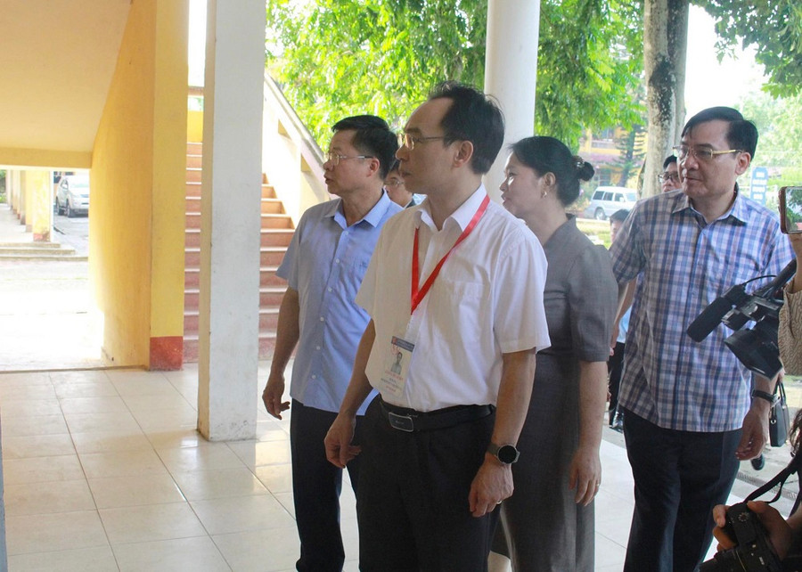 Thứ trưởng Bộ GD&amp;ĐT Hoàng Minh Sơn kiểm tra công tác chuẩn bị thi tốt nghiệp THPT tại Bắc Kạn.