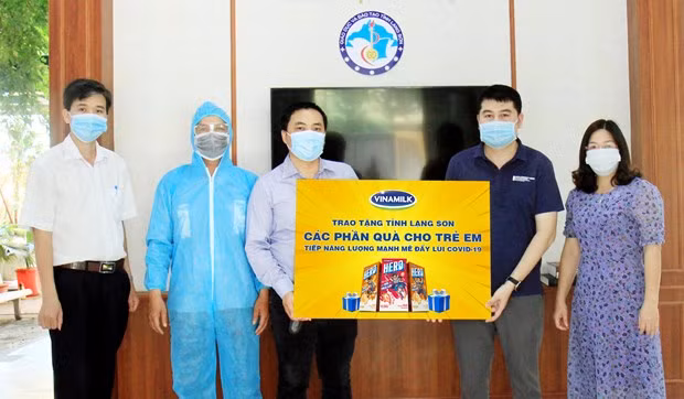 Vinamilk dành tặng 3000 phần quà 1/6 đến với các em nhỏ tại 7 tỉnh đang cách ly tập trung vì dịch bệnh. 
