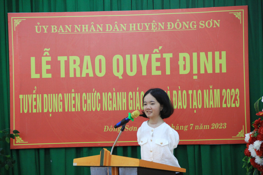 Cô giáo Lê Thị Thắm phát biểu tại buổi lễ nhận quyết định tuyển dụng. (Ảnh: NT).