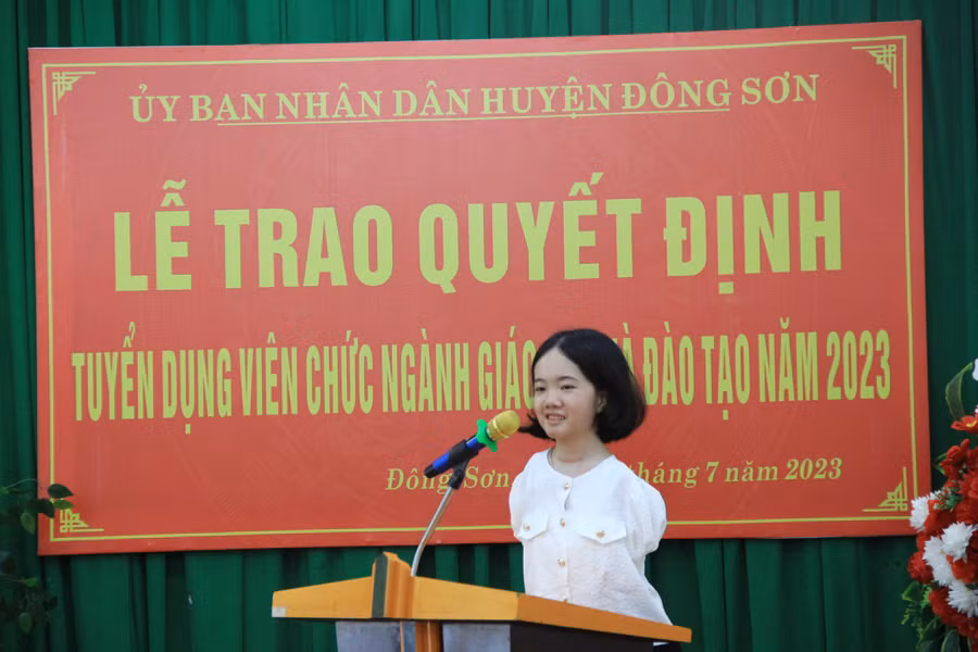 Cô giáo Lê Thị Thắm phát biểu tại buổi lễ nhận quyết định tuyển dụng. (Ảnh: NT).