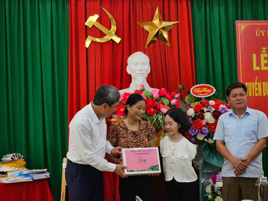 Bí thư Thành uỷ TP Thanh Hoá Lê Anh Xuân cũng đã trao tặng quà cho cá nhân cô giáo Lê Thị Thắm.