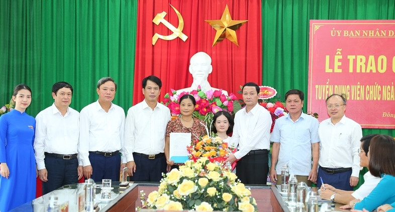 Cô giáo Thắm xúc động nhận quyết định tuyển dụng. (Ảnh: NT).