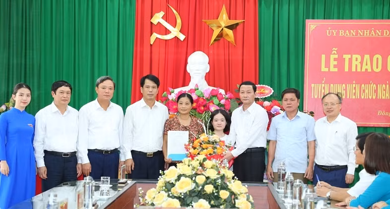 Cô giáo Thắm xúc động nhận quyết định tuyển dụng. (Ảnh: NT).