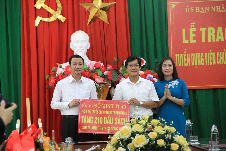 Chủ tịch UBND tỉnh Đỗ Minh Tuấn đã trao tặng sách cho Trường Tiểu học và THCS Đông Thịnh, huyện Đông Sơn.