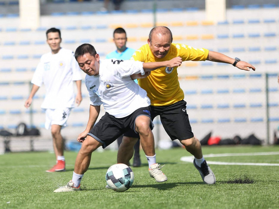 HLV Park Hang Seo thi đấu với các phóng viên HLV Park Hang Seo thi đấu với các phóng viên