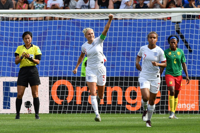 Các cô gái tuyển Anh (áo trắng) dễ dàng vượt qua Cameroon Các cô gái tuyển Anh (áo trắng) dễ dàng vượt qua Cameroon