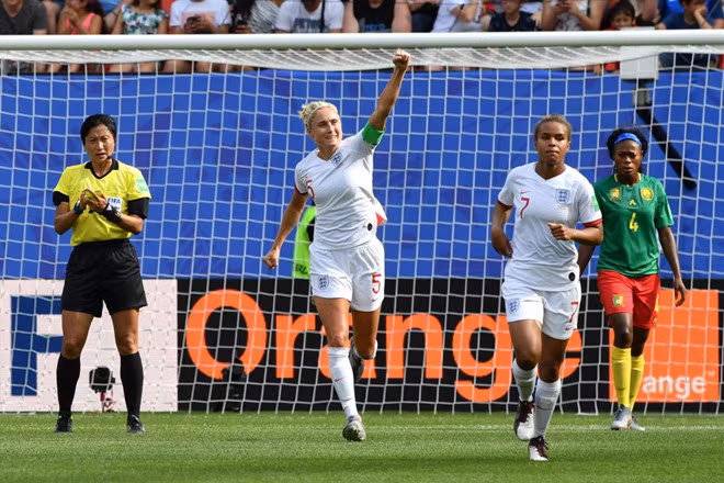 Các cô gái tuyển Anh (áo trắng) dễ dàng vượt qua Cameroon