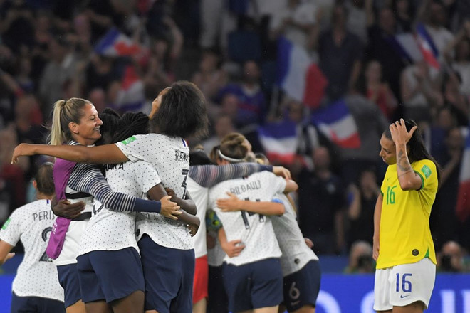 Chủ nhà Pháp (áo trắng) tiếp tục đi sâu vào World Cup nữ năm nay Chủ nhà Pháp (áo trắng) tiếp tục đi sâu vào World Cup nữ năm nay