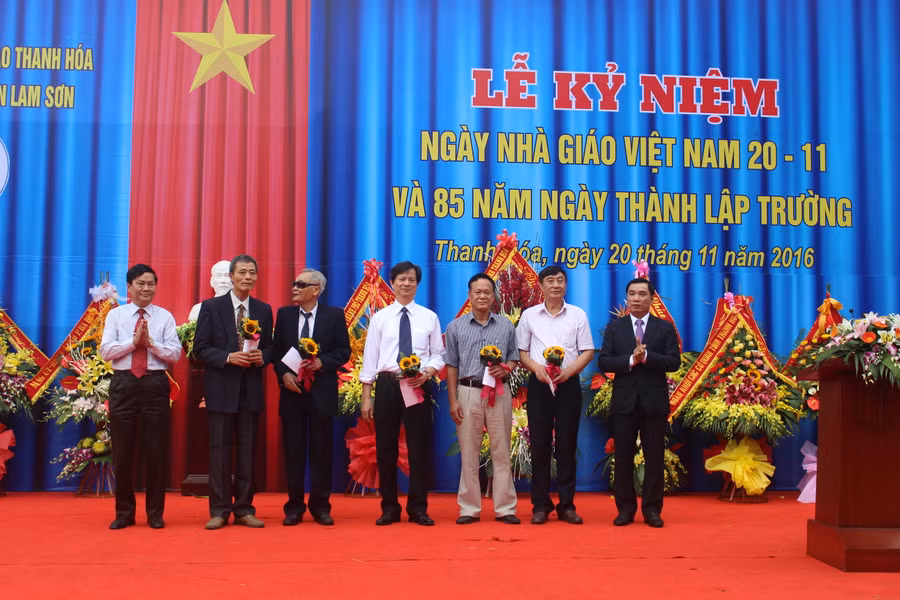 Ông Phạm Đăng Quyền - Phó Chủ tịch UBND tỉnh Thanh Hóa cùng NGƯT Chu Anh Tuấn - Hiệu trưởng, tặng hoa và quà cho các thầy giáo nguyên là lãnh đạo nhà trường. Ảnh: Nguyễn Quỳnh