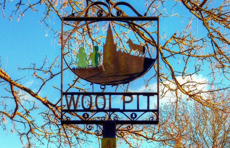 Một tấm biển ở làng Woolpit, miêu tả truyền thuyết về hai đứa trẻ từ thế kỷ thứ 12. Một tấm biển ở làng Woolpit, miêu tả truyền thuyết về hai đứa trẻ từ thế kỷ thứ 12.