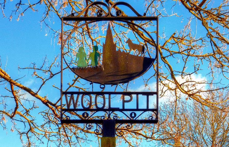 Một tấm biển ở làng Woolpit, miêu tả truyền thuyết về hai đứa trẻ từ thế kỷ thứ 12. 