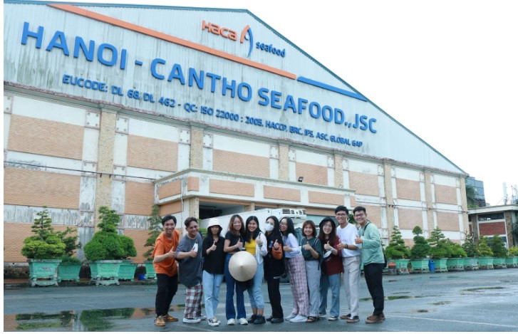 Nhóm sinh viên chương trình AUF trải nghiệm tại Công ty Cổ phần Thủy sản Hà Nội - Cần Thơ - Ảnh: NVCC. Nhóm sinh viên chương trình AUF trải nghiệm tại Công ty Cổ phần Thủy sản Hà Nội - Cần Thơ - Ảnh: NVCC.