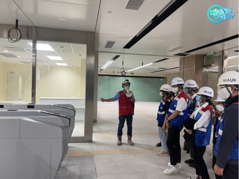 Sinh viên khoa Địa lý tham quan công trình ga tàu ngầm Nhà hát Thành phố thuộc tuyến Metro số 1 (Bến Thành - Suối Tiên) - Ảnh: CLB GEOID. Sinh viên khoa Địa lý tham quan công trình ga tàu ngầm Nhà hát Thành phố thuộc tuyến Metro số 1 (Bến Thành - Suối Tiên) - Ảnh: CLB GEOID.