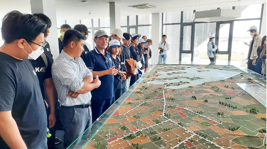 Sinh viên trải nghiệm mô hình của các dự án điện gió, điện mặt trời bên trong Nhà máy Điện gió Trung Nam - Ảnh: khoa Địa lý. Sinh viên trải nghiệm mô hình của các dự án điện gió, điện mặt trời bên trong Nhà máy Điện gió Trung Nam - Ảnh: khoa Địa lý.