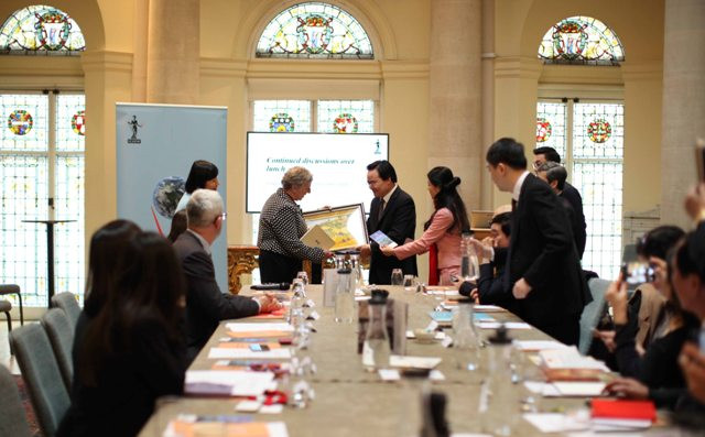 Trước lễ ký kết, vào ngày 21/01, Bộ trưởng Phùng Xuân Nhạ đã có buổi làm việc ở trụ sở ICAEW tại London với bà Fiona Wilkinson, Phó chủ tịch toàn cầu ICAEW để trao đổi hướng triển khai MOU một cách hiệu quả nhất. Trước lễ ký kết, vào ngày 21/01, Bộ trưởng Phùng Xuân Nhạ đã có buổi làm việc ở trụ sở ICAEW tại London với bà Fiona Wilkinson, Phó chủ tịch toàn cầu ICAEW để trao đổi hướng triển khai MOU một cách hiệu quả nhất.