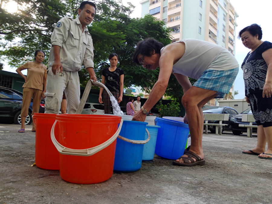 Người dân đi xin nước máy về dùng