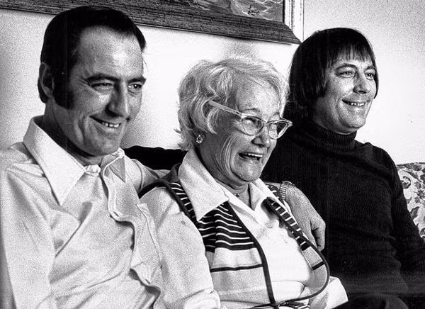 bi an khong giai thich noi ve cap sinh doi bi chia cat nhung cuoc doi giong nhau la lung - 2