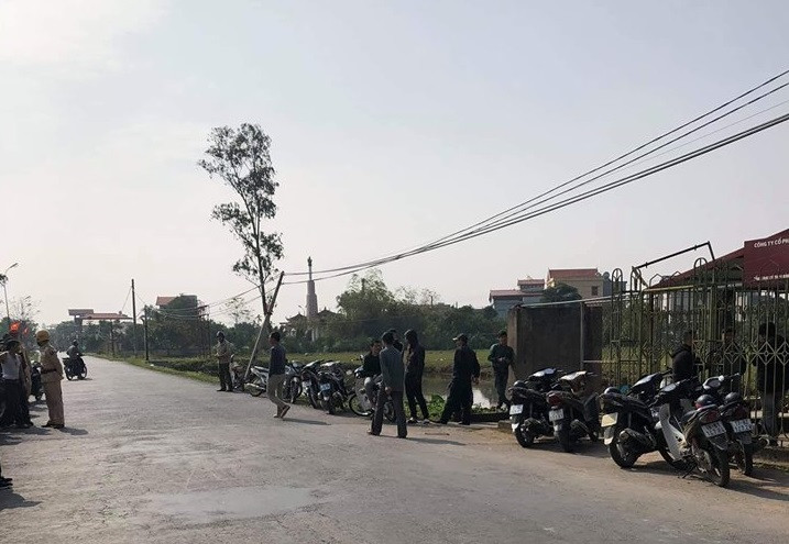 Lực lượng chức năng khẩn trương phong tỏa hiện trường để phục vụ công tác điều tra. Lực lượng chức năng khẩn trương phong tỏa hiện trường để phục vụ công tác điều tra.
