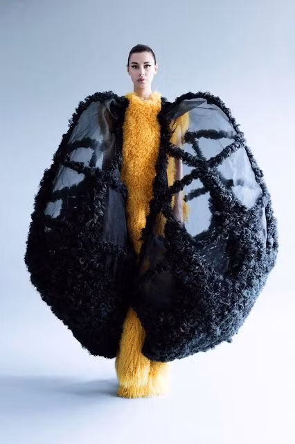 Những mẫu thời trang... không dám mặc ra đường - Ảnh 9. Những mẫu thời trang... không dám mặc ra đường - Ảnh 9.