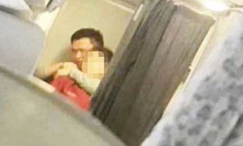Nam hành khách dùng bút mực đe dọa một nữ tiếp viên trên chuyến bay của Air China hôm qua. Ảnh: Twiiter