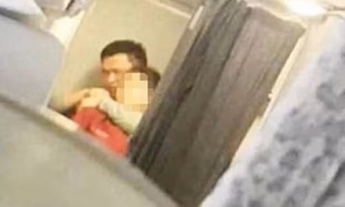 Nam hành khách dùng bút mực đe dọa một nữ tiếp viên trên chuyến bay của Air China hôm qua. Nam hành khách dùng bút mực đe dọa một nữ tiếp viên trên chuyến bay của Air China hôm qua. Ảnh: Twiiter