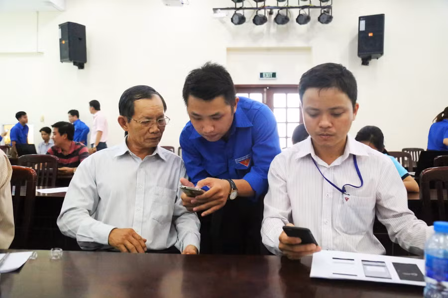 Ban tổ chức hướng dẫn các nhà khoa học cài đặt và ứng dụng tổng đài