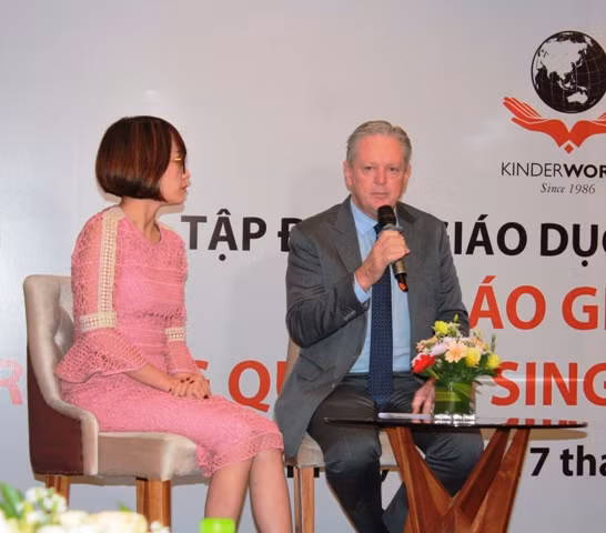  Ông Piter Baker, giám đốc giáo dục Tập đoàn Kinderworld giới thiệu dự án