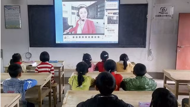 Trung Quốc: HS nông thôn hào hứng với tiết học “live stream”