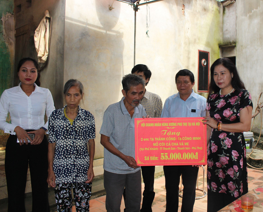Hội Doanh nhân Hùng Vương trao tặng 55 triệu đồng cho gia đình nạn nhân