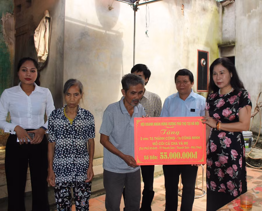 Hội Doanh nhân Hùng Vương trao tặng 55 triệu đồng cho gia đình nạn nhân