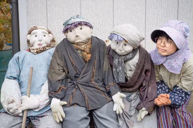 Ghé thăm ngôi làng bù nhìn siêu kỳ lạ ở Nhật Bản, nơi búp bê còn đông hơn con người gấp chục lần - Ảnh 2.