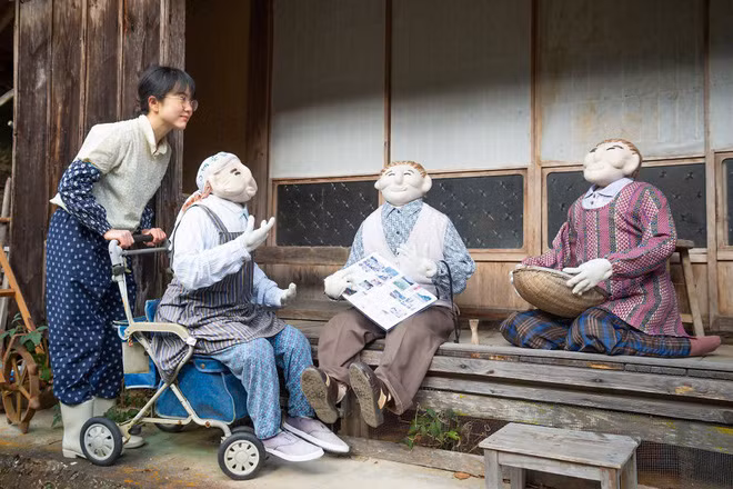 Ghé thăm ngôi làng bù nhìn siêu kỳ lạ ở Nhật Bản, nơi búp bê còn đông hơn con người gấp chục lần - Ảnh 2.