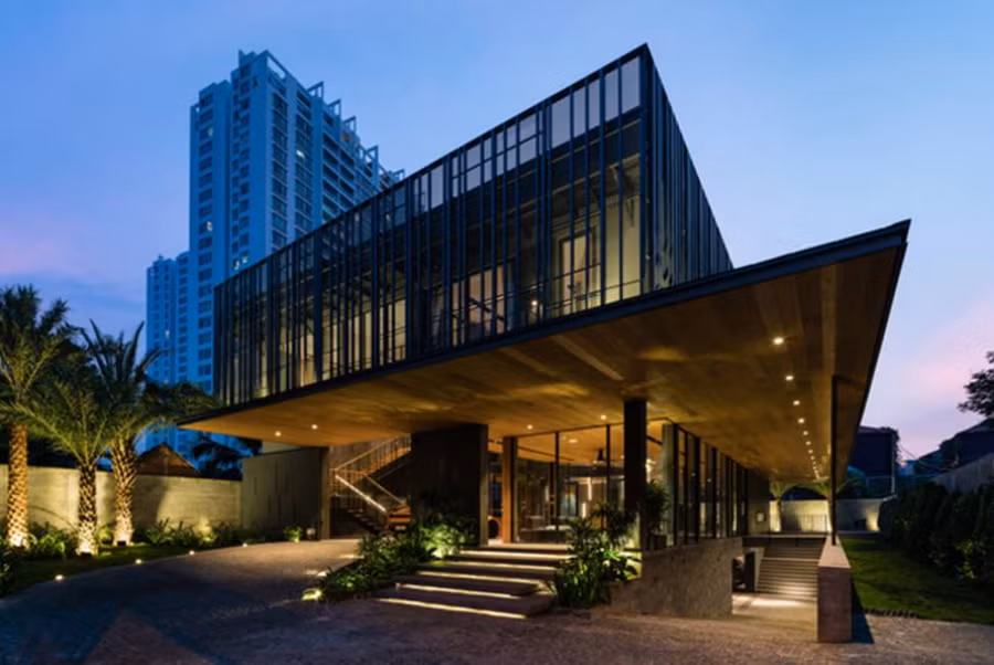 Ngôi nhà có tổng diện tích hơn 1000 m2, nằm tại thành phố sầm uất nhất của Việt Nam – TP.HCM.