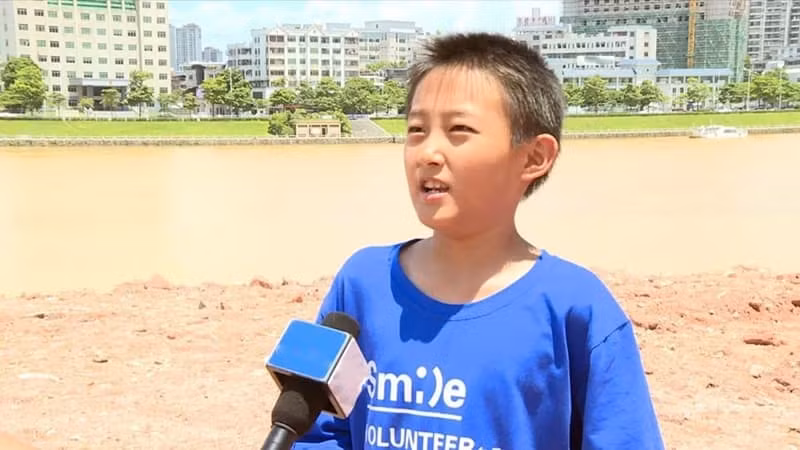  Cậu bé còn nhỏ nhưng rất mê khoa học.