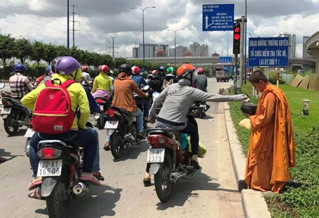 Nhiều người cảm thương những đứa trẻ cũng như muốn “tạo phước” nên rút tiền ra cho