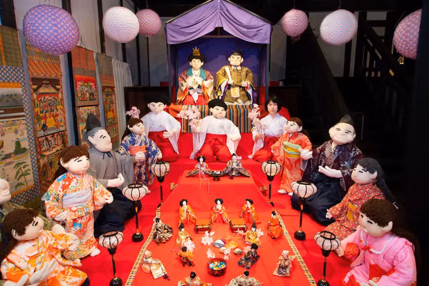 Ở ngôi làng này, người sống còn ít hơn cả búp bê.