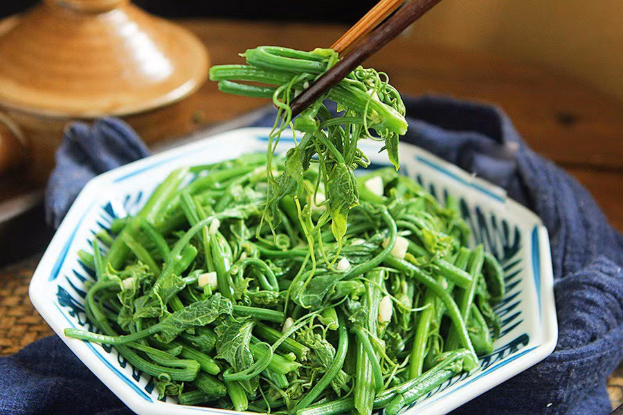 Chỉ cần 2 thao tác này, ngọn su su xào tỏi vừa xanh vừa giòn, hàng quán cũng thua