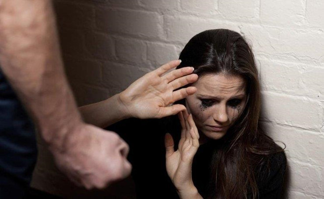 Sau khi bị phát hiện, người đàn ông đã hành hung vợ mình và cấm cô tiết lộ chuyện ngoại tình. Ảnh:mobygeek.