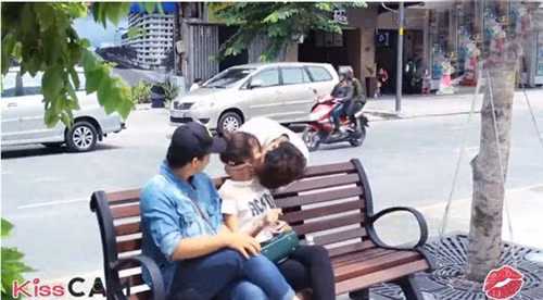 Dù phản cảm và bị lên án nhưng trào lưu Kiss Cam vẫn được nhiều bạn trẻ thực hiện. Ảnh: ITN.
