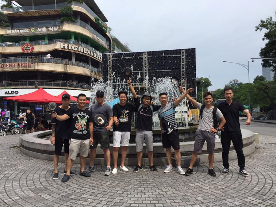 Cầm chảo chạy quanh bờ hồ Hoàn Kiếm là một trong những trào lưu nhảm nhí của giới trẻ. Ảnh: ITN. Cầm chảo chạy quanh bờ hồ Hoàn Kiếm là một trong những trào lưu nhảm nhí của giới trẻ. Ảnh: ITN.