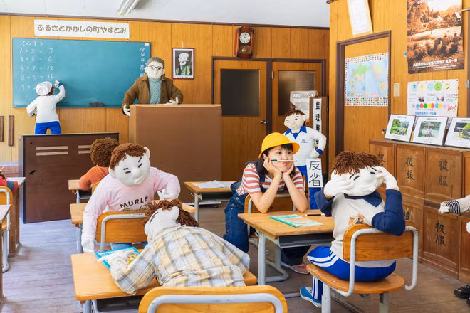 Ghé thăm ngôi làng bù nhìn siêu kỳ lạ ở Nhật Bản, nơi búp bê còn đông hơn con người gấp chục lần - Ảnh 3.